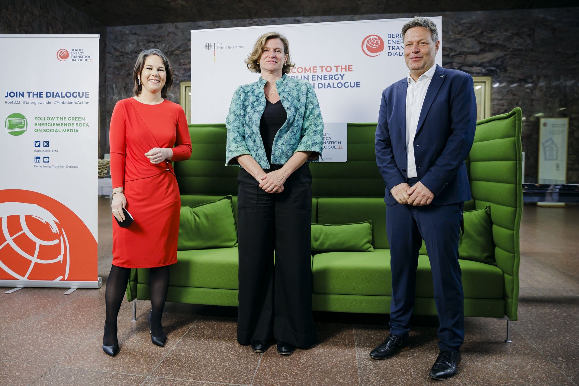Annalena Baerbock, Prof. Mariana Mazzucato und Robert Habeck vor dem Grünen Sofa beim BETD2022