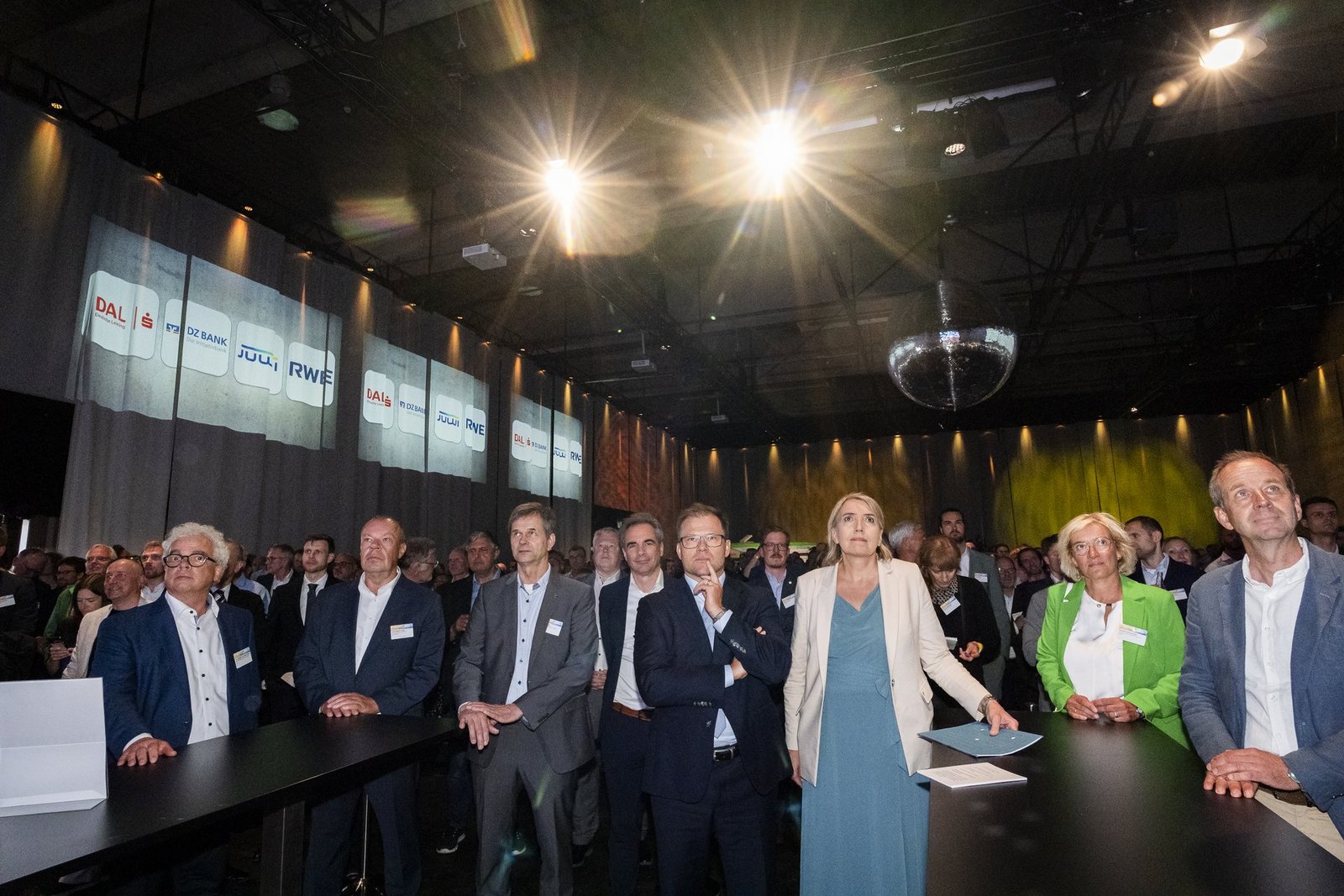 Bildbeschreibung: Mitglieder des Präsidiums stehen vorne im Publikum