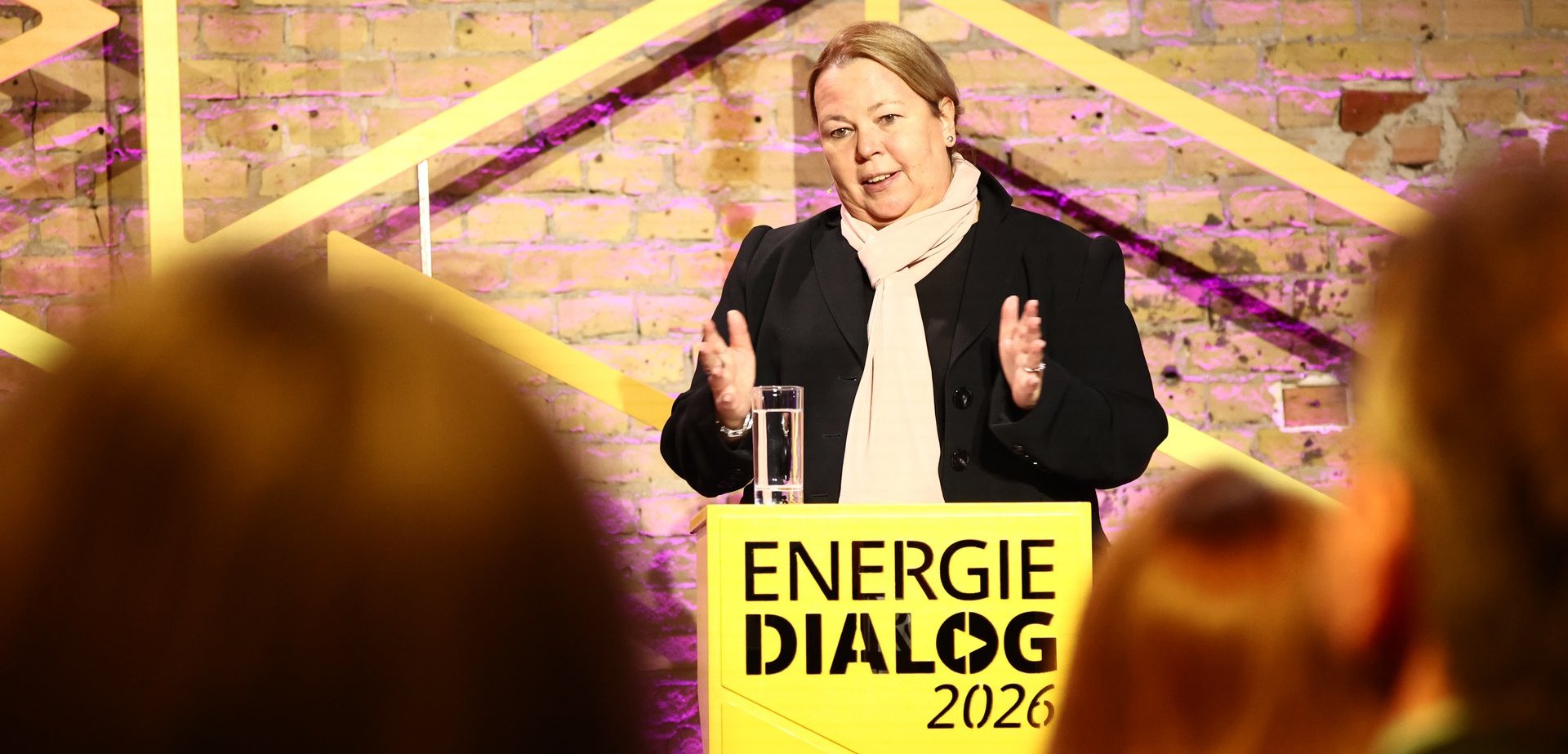 Beschreibung: Ursula Heinen-Esser bei ihrer Eröffnungsrede des Energiedialogs 2026