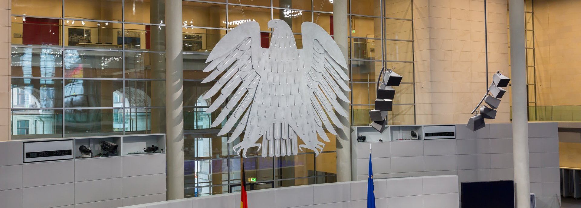 Adler im Plenarsaal des Bundestags mit leeren Sitzen