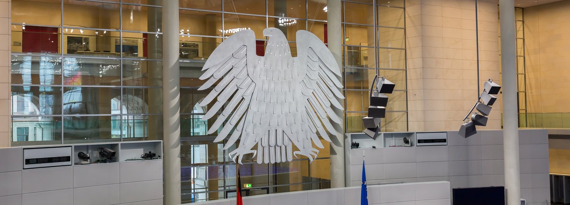 Adler im Plenarsaal des Bundestags mit leeren Sitzen