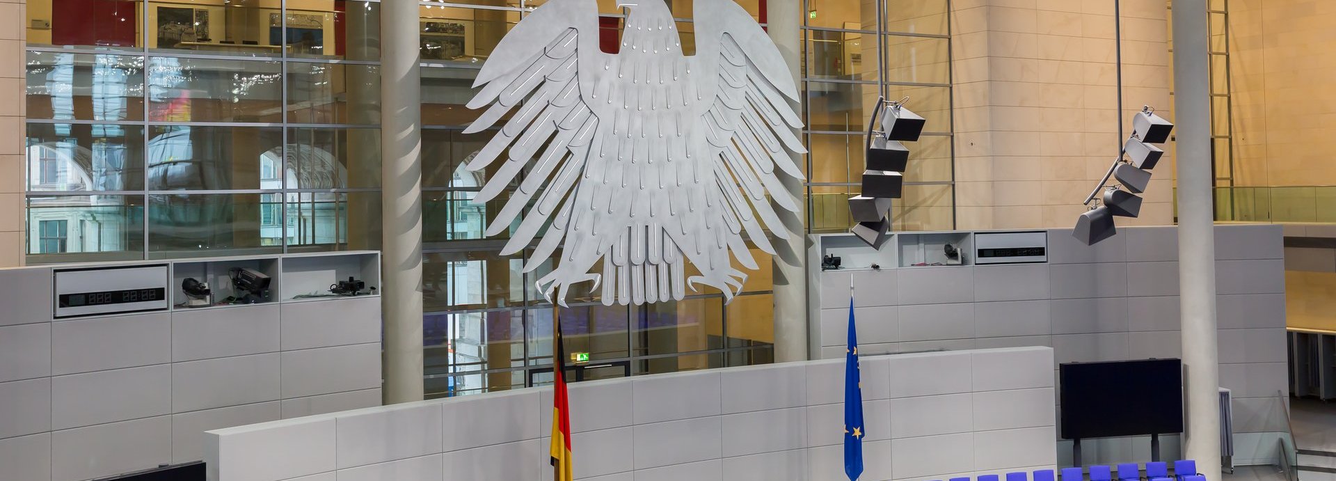 Adler im Plenarsaal des Bundestags mit leeren Sitzen