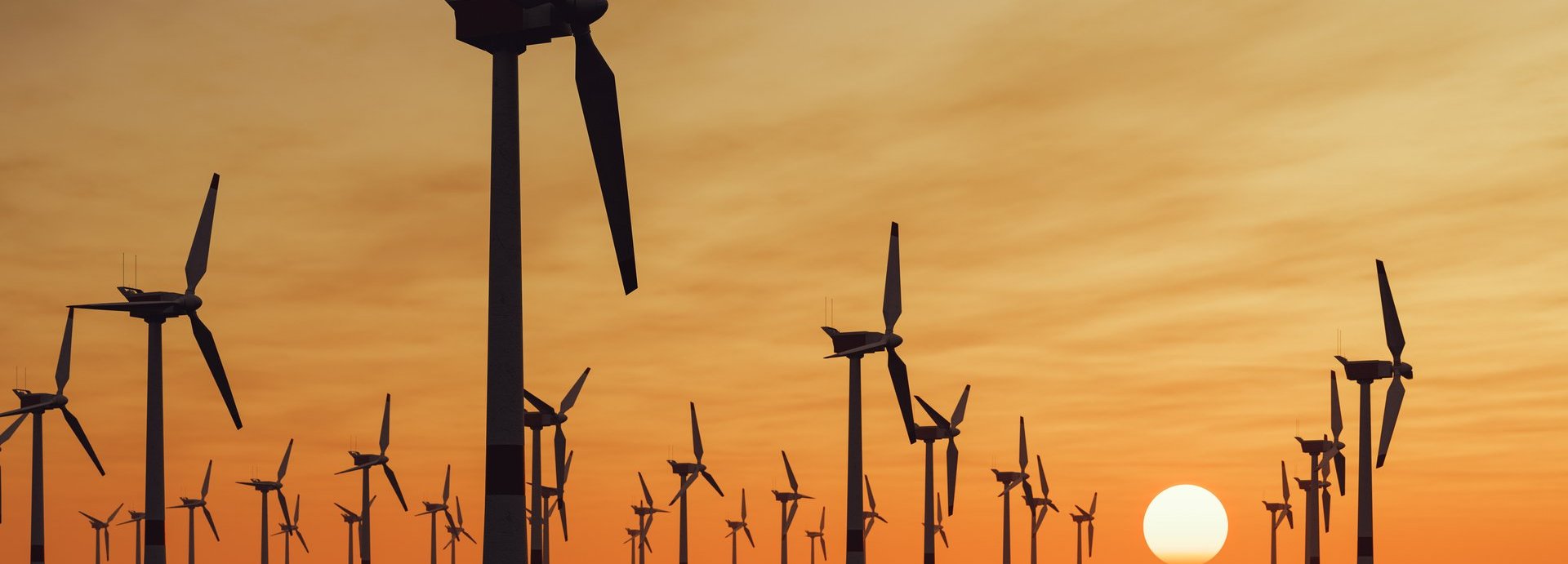 Windräder auf offener See offshore bei Sonnenuntergang