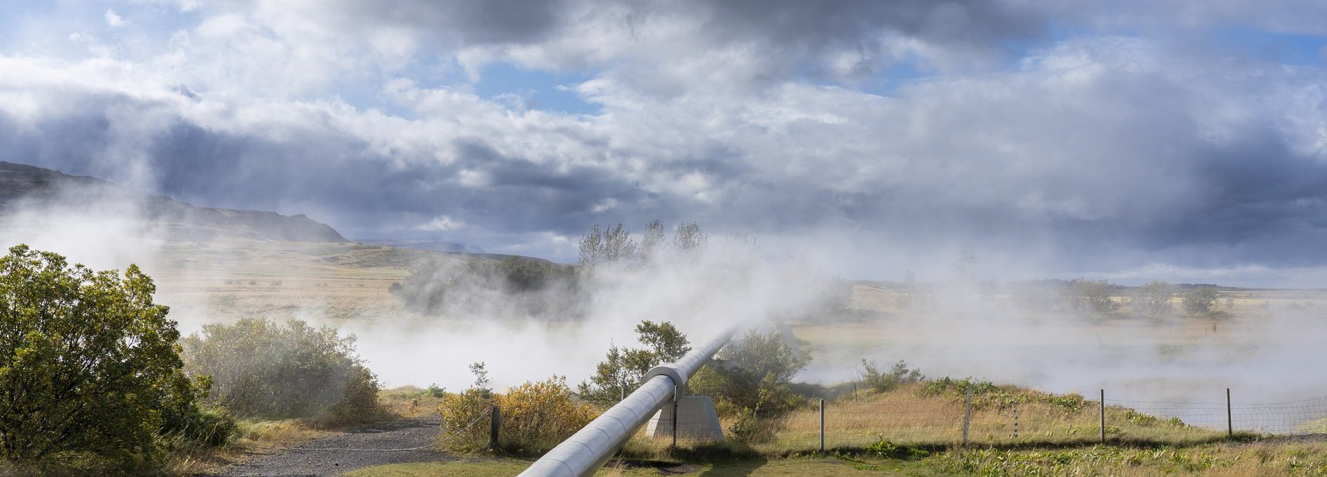Beschreibung:Wärmeleitendes Rohr in grüner Landschaft führt zum Horizont