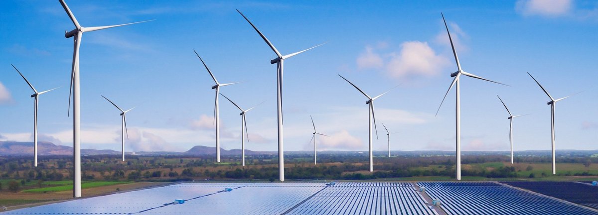 Solarenergie-Panel-Photovoltaikzelle und Windturbinenpark-Stromgenerator in der Naturlandschaft zur Erzeugung erneuerbarer grüner Energie ist eine freundliche Industrie. Sauberes nachhaltiges Entwicklungskonzept.