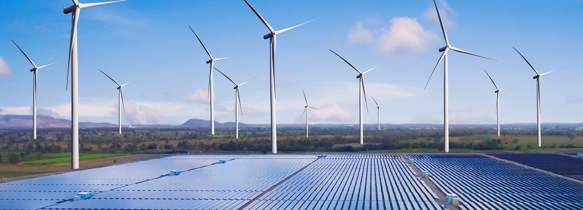 Solarenergie-Panel-Photovoltaikzelle und Windturbinenpark-Stromgenerator in der Naturlandschaft zur Erzeugung erneuerbarer grüner Energie ist eine freundliche Industrie. Sauberes nachhaltiges Entwicklungskonzept.