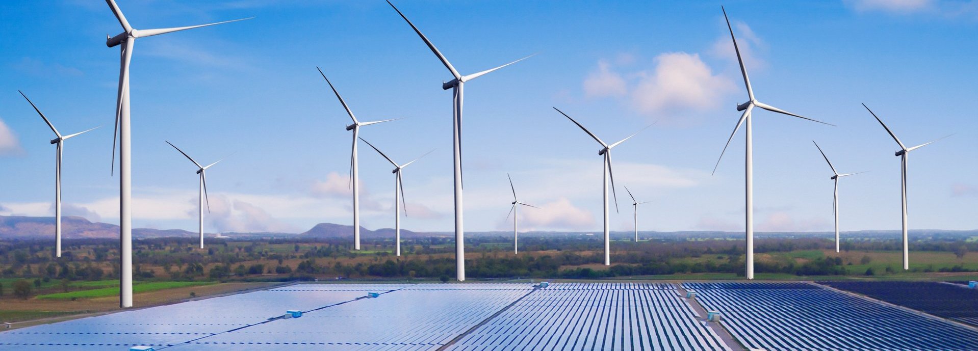 Solarenergie-Panel-Photovoltaikzelle und Windturbinenpark-Stromgenerator in der Naturlandschaft zur Erzeugung erneuerbarer grüner Energie ist eine freundliche Industrie. Sauberes nachhaltiges Entwicklungskonzept.