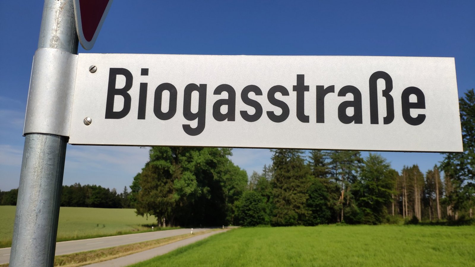 Wegweisendes Schild mit Aufdruck Biogasstraße