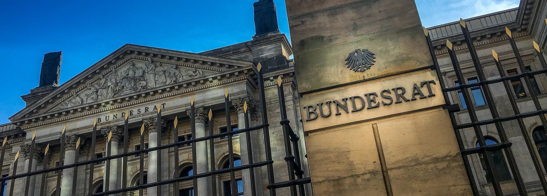 Tiefe Ansicht auf den Zaun und das Gebäude des Bundesrats vor dunkelblauem Himmel