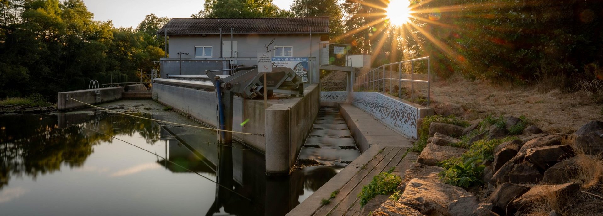 Wasserkraftanlage im Sonnenuntergang