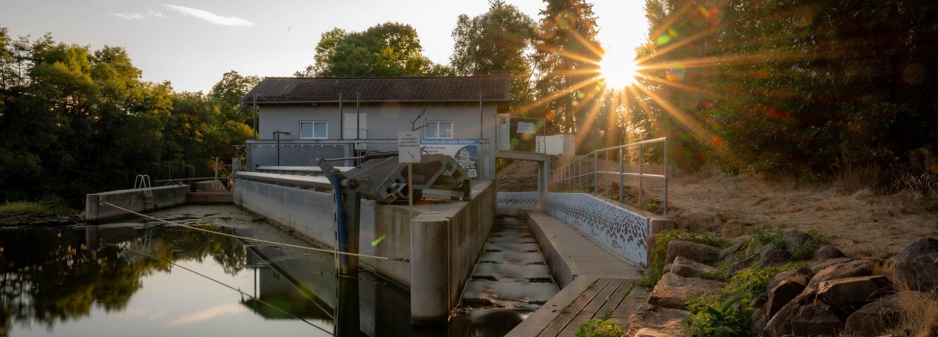 Wasserkraftanlage im Sonnenuntergang