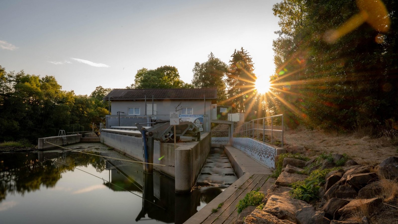 Wasserkraftanlage im Sonnenuntergang