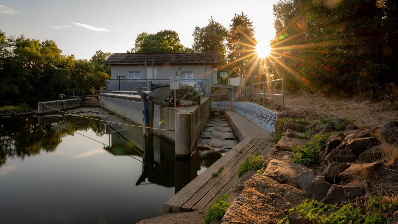 Wasserkraftanlage im Sonnenuntergang