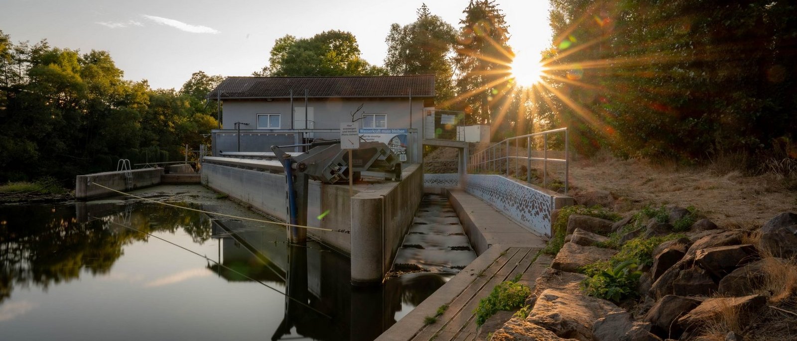 Wasserkraftanlage im Sonnenuntergang