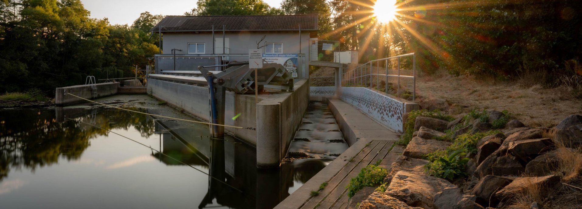 Wasserkraftanlage im Sonnenuntergang