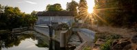 Wasserkraftanlage im Sonnenuntergang