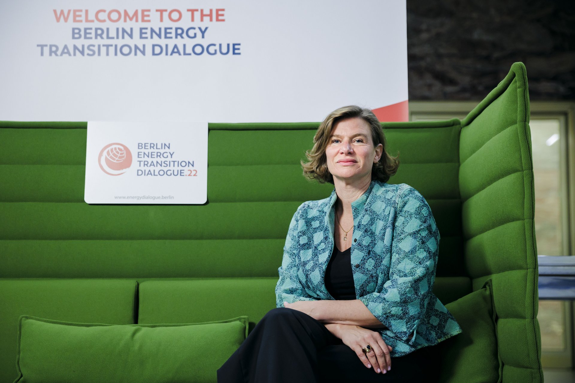 Prof. Mariana Mazzucato sitzt auf dem Grünen Sofa beim BETD2022