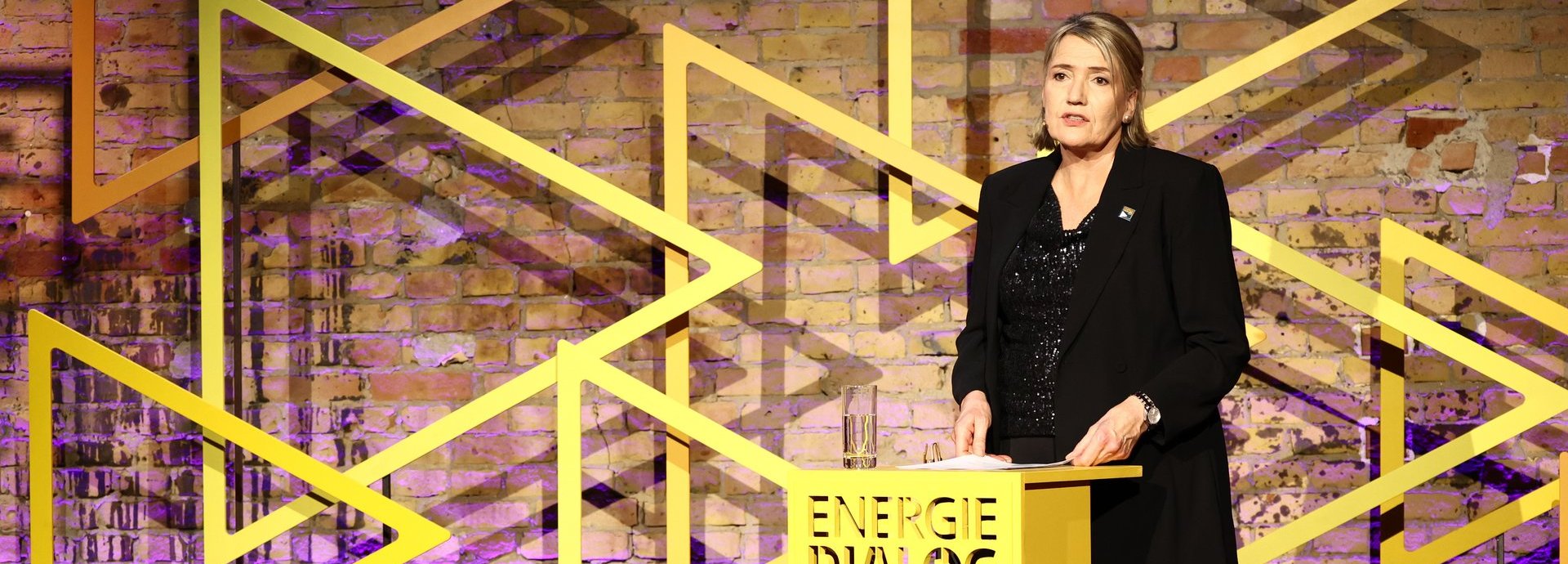 Beschreibung: Dr. Simone Peter hält einen Vortrag beim Energiedialog