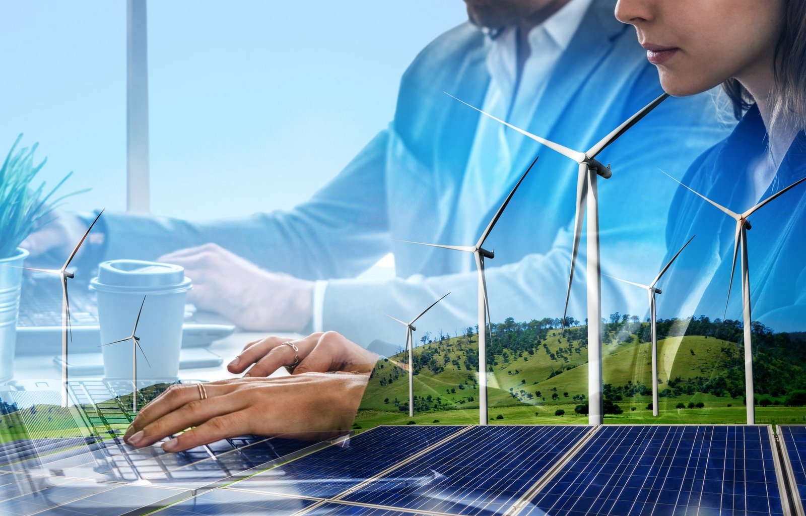 Doppelbelichtungsgrafik von Geschäftsleuten, die über Windturbinenparks und Arbeiterschnittstellen für grüne erneuerbare Energien arbeiten. Konzept der Nachhaltigkeitsentwicklung durch alternative Energie.