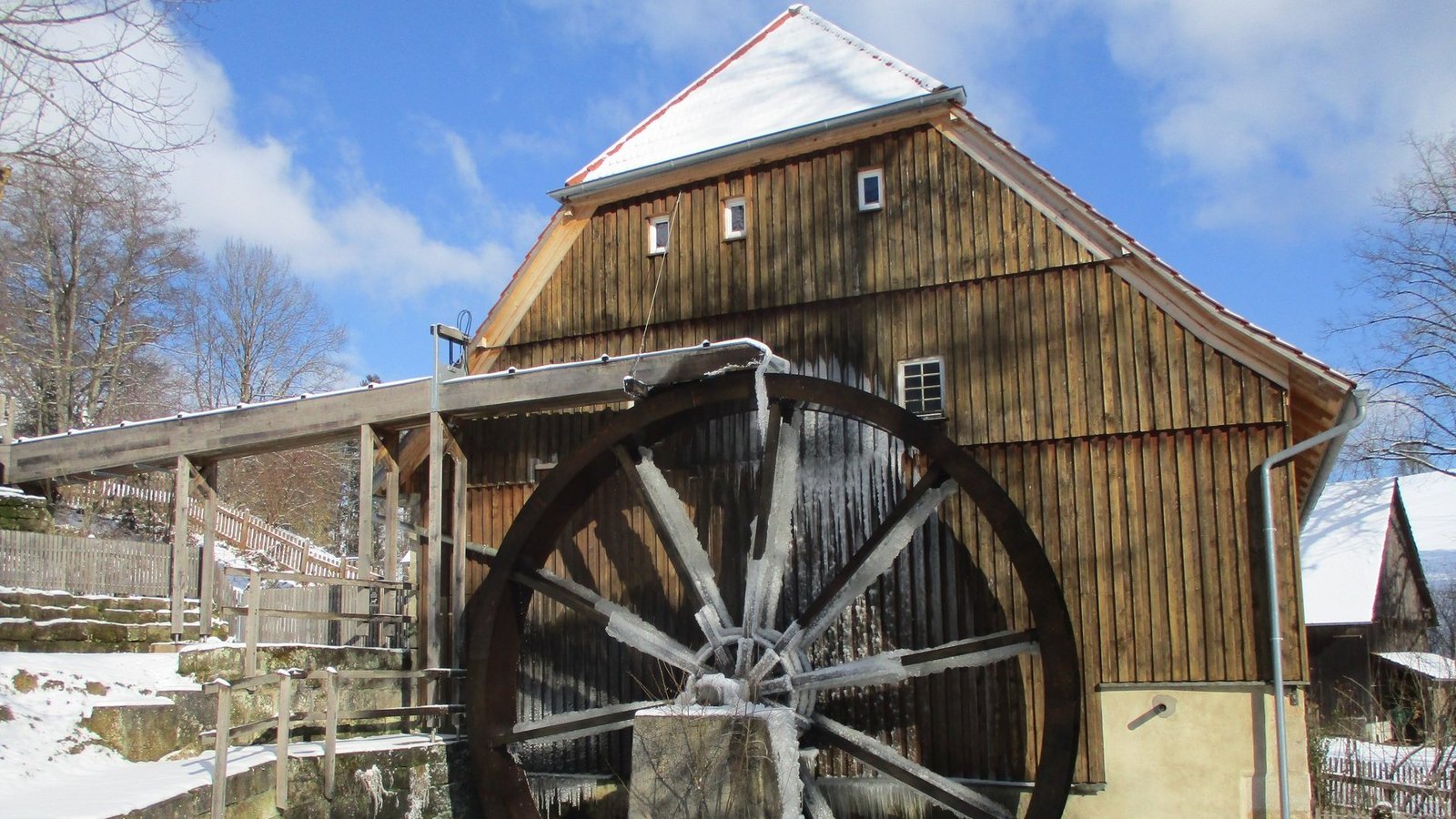 Wasserrad Meuschenmühle mit Schnee im Vordergrund