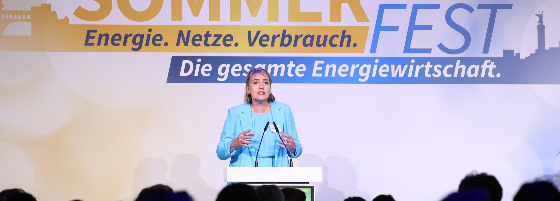 Beschreibung: BEE-Präsidentin Dr. Simone Peter hält die Eröffnungsrede auf dem Sommerfest 2023