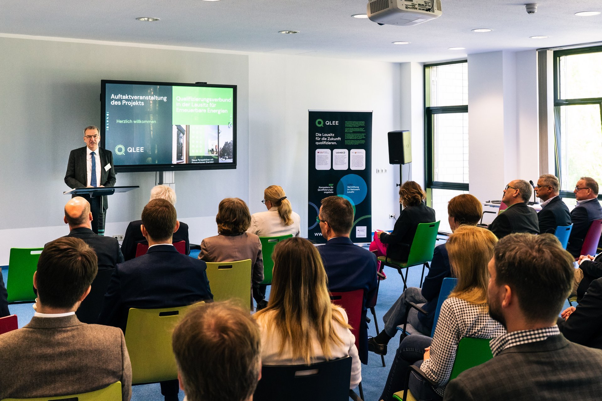 Menschen verfolgen das Kickoff-Event des QLEE-Projekts