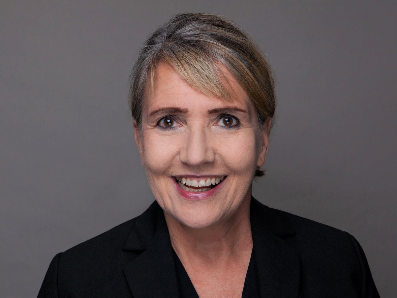 Portraitbild von Dr. Simone Peter