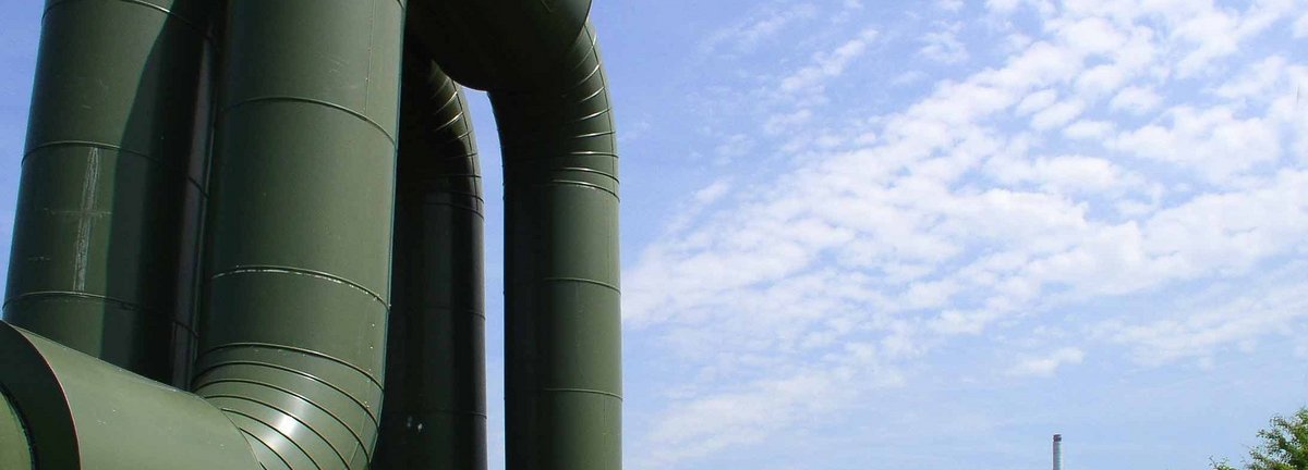 Grüne Wärmerohre auf grüner Wiese mit blauem Himmel