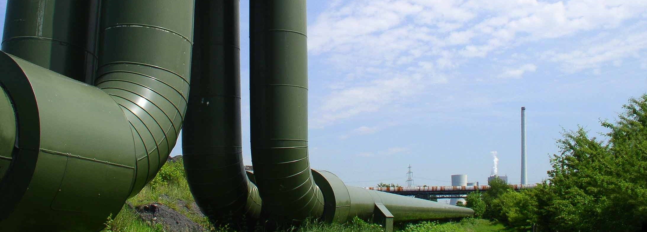 Beschreibung: Wärmerohre in der Natur mit blauem Himmel