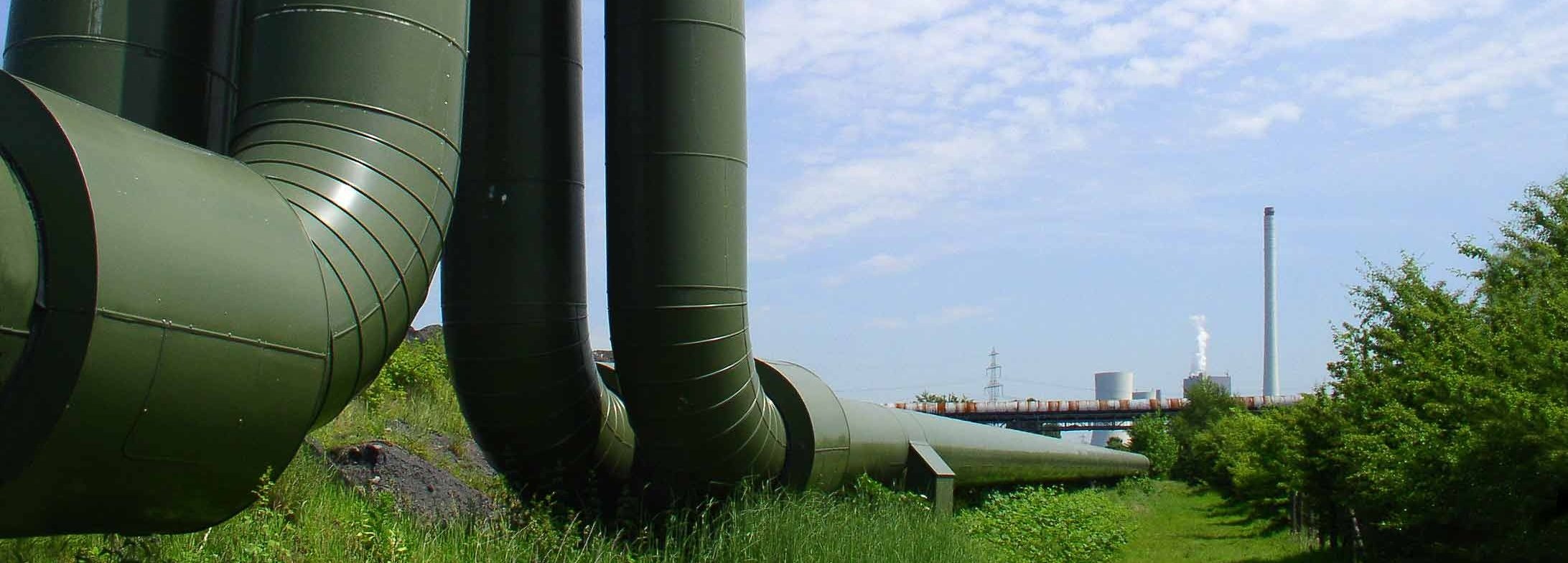 Beschreibung: Wärmerohre in der Natur mit blauem Himmel