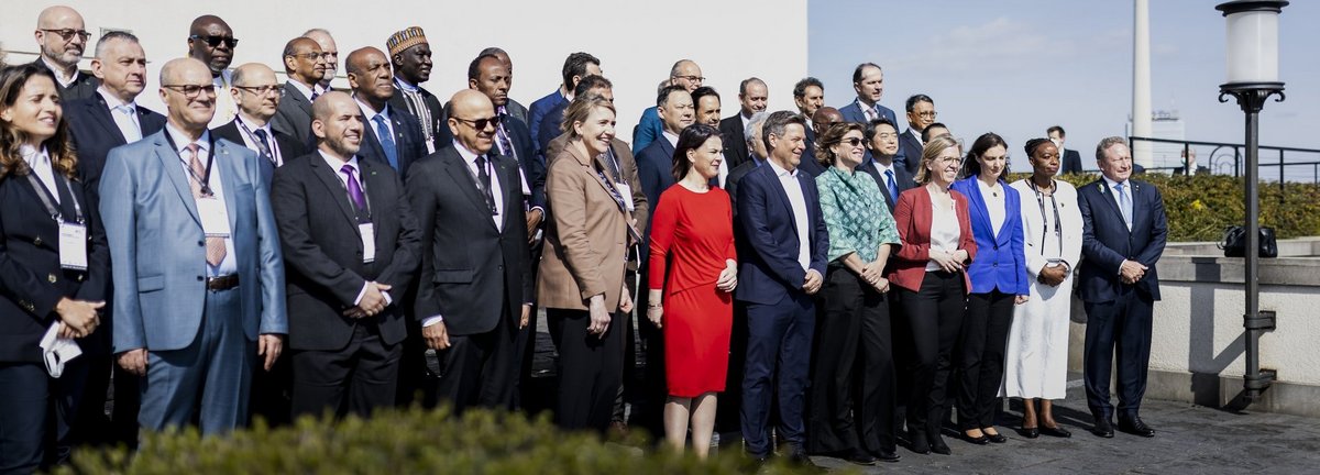 Gruppenbild auf dem Dach des Auswärtigen Amtes