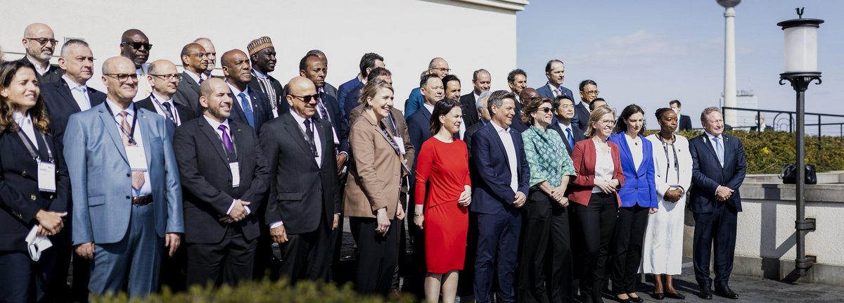 Gruppenbild auf dem Dach des Auswärtigen Amtes