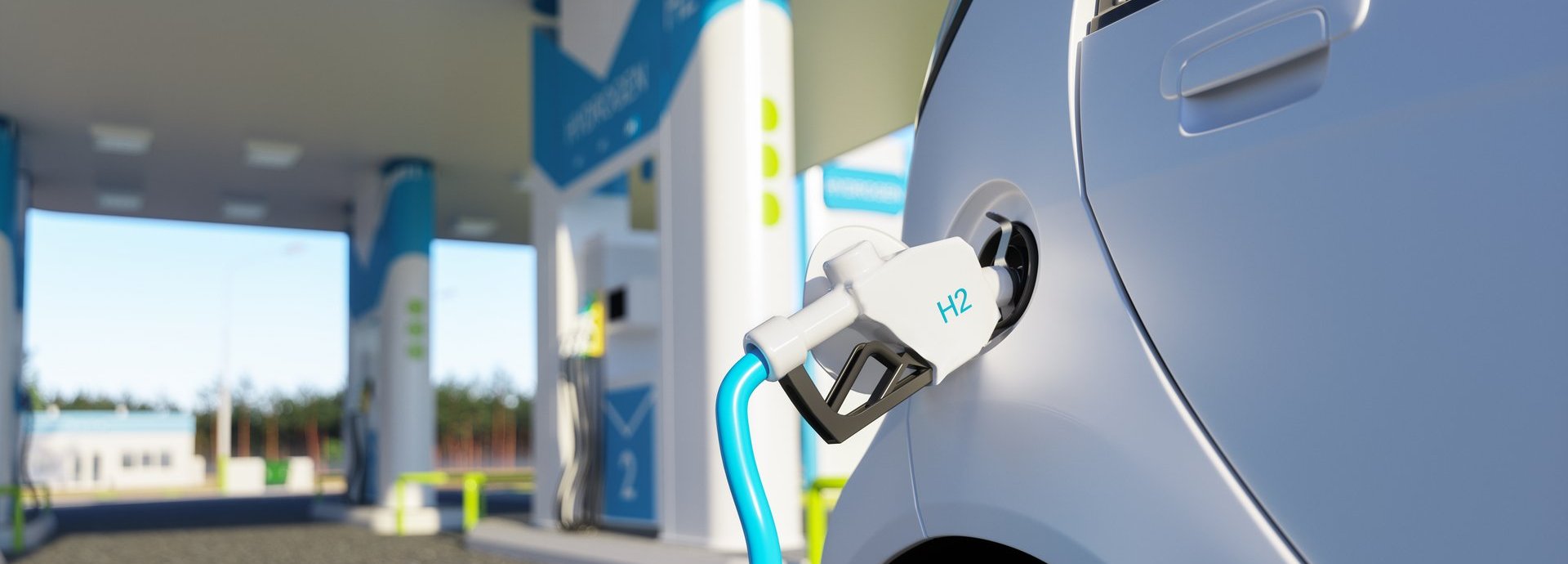 Wasserstofftankstelle mit Auto im Vordergrund das betankt wird
