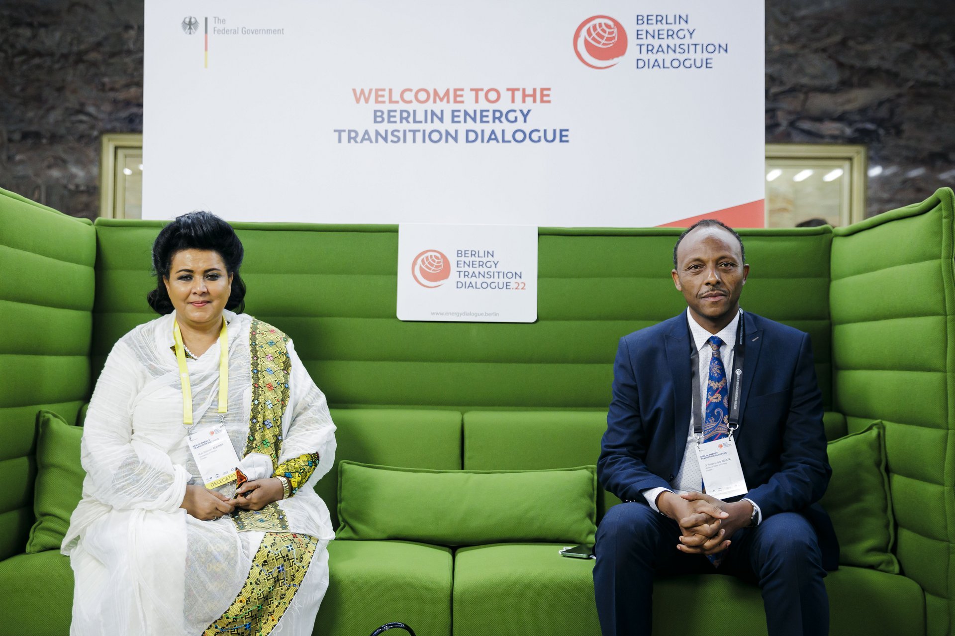 Mulu Solomon Bezuneh und Dr. Habtamu Itefa sitzen auf dem Grünen Sofa beim BETD 2022