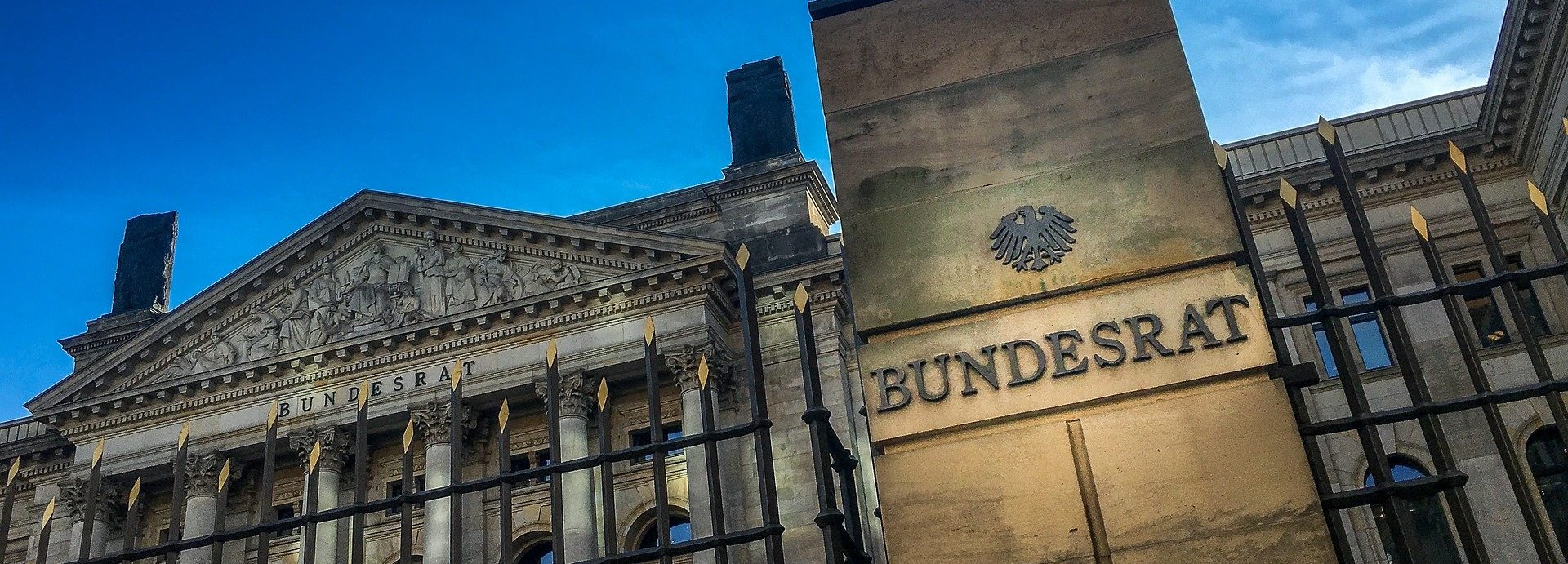 Tor des Bundesratsgebäudes mit dunkelblauem Himmel aus tiefem Winkel