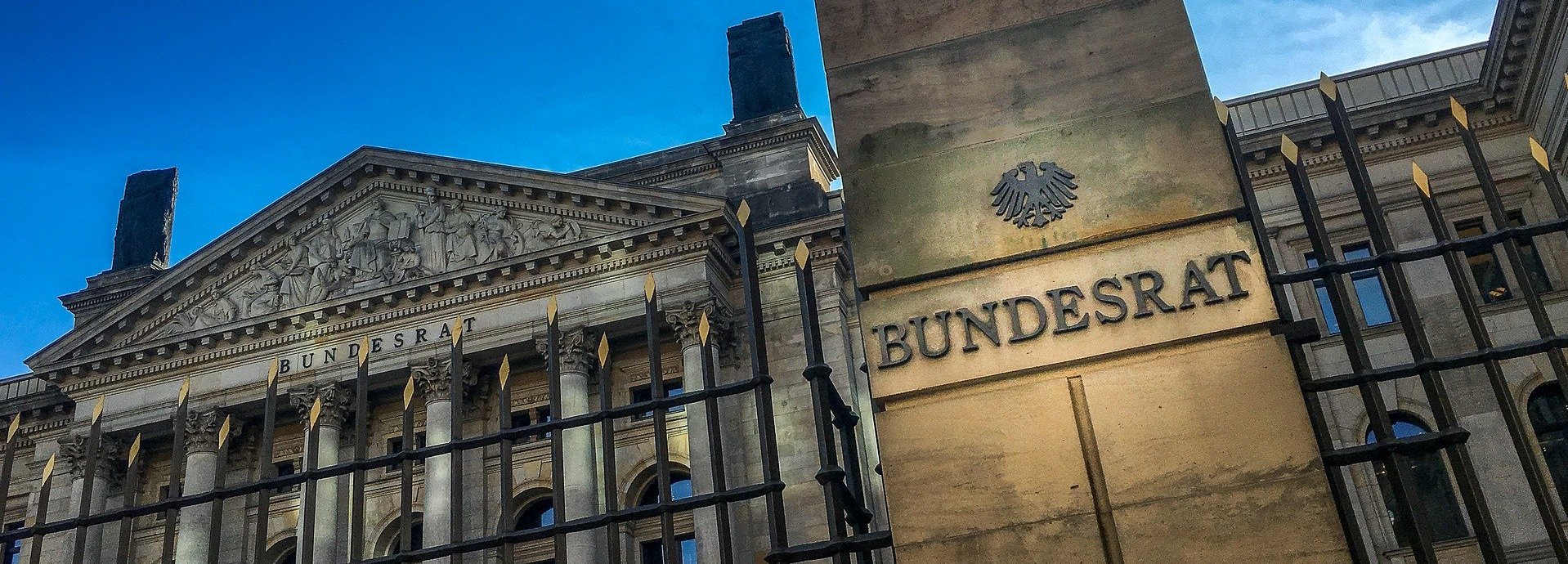 Tor des Bundesratsgebäudes mit dunkelblauem Himmel aus tiefem Winkel