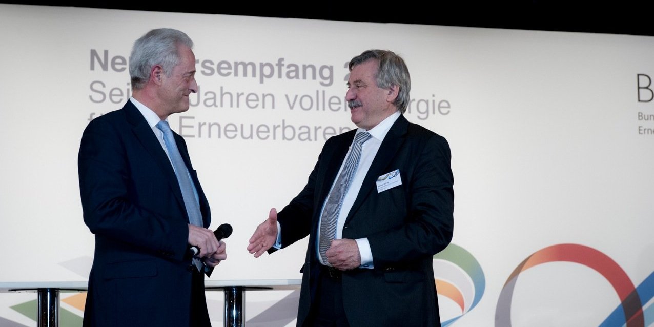 Dietmar Schütz begrüßt Peter Ramsauer auf dem BEE-Neujahrsempfang 2012