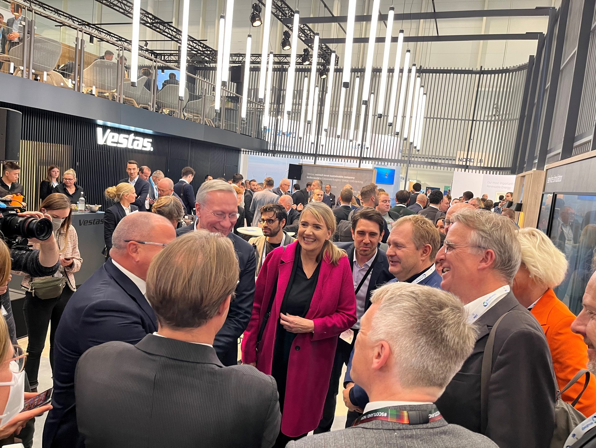 Messerundgang bei der WindEnergy Hamburg 2022 am Stand von Vestas