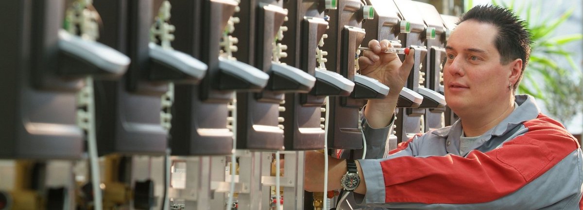 Arbeiter im Labor bei der Produktion von Flachkollektoren von BSW-Solar