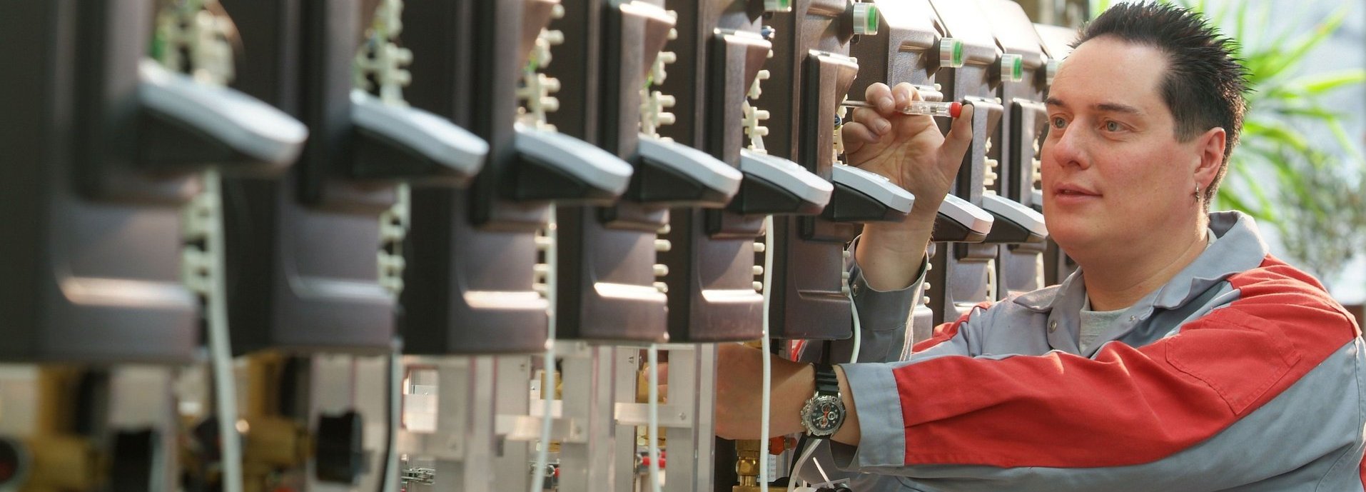 Arbeiter im Labor bei der Produktion von Flachkollektoren von BSW-Solar