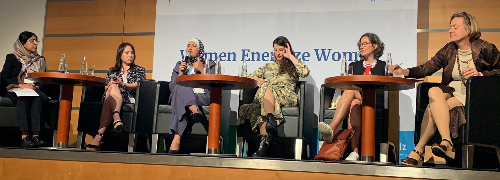 Women Energize Women Panel mit mehreren Frauen auf einer Bühne