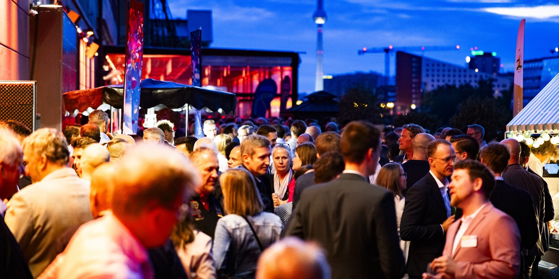 Bildbeschreibung: Teilnehmende im Gespräch im Außenbereich des Spindler&Klatt