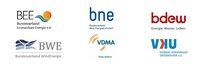Logowolke mit Logos des Bundesverband Erneuerbare Energie, Bundesverband Neue Energiewirtschaft, Bundesverband WindEnergie, Verband Kommunalter Unternehmen, Bundesverband der Energie- und Wasserwirtschaft, VDMA Power Systems