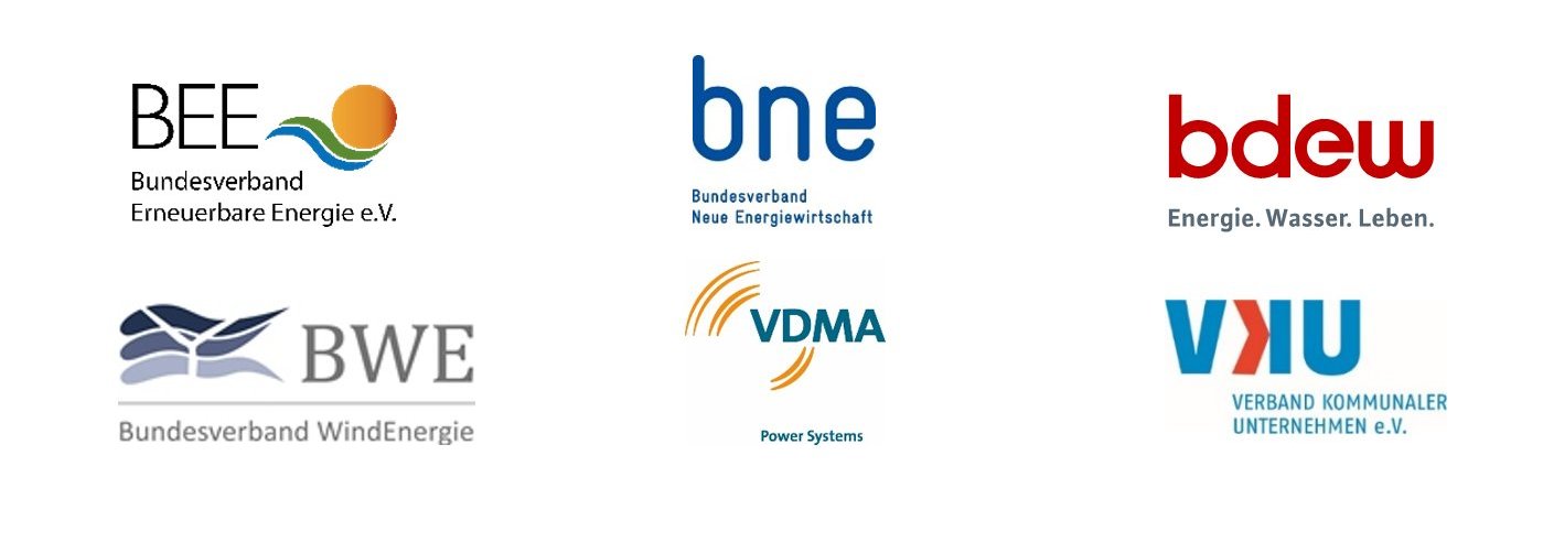 Logowolke mit Logos des Bundesverband Erneuerbare Energie, Bundesverband Neue Energiewirtschaft, Bundesverband WindEnergie, Verband Kommunalter Unternehmen, Bundesverband der Energie- und Wasserwirtschaft, VDMA Power Systems