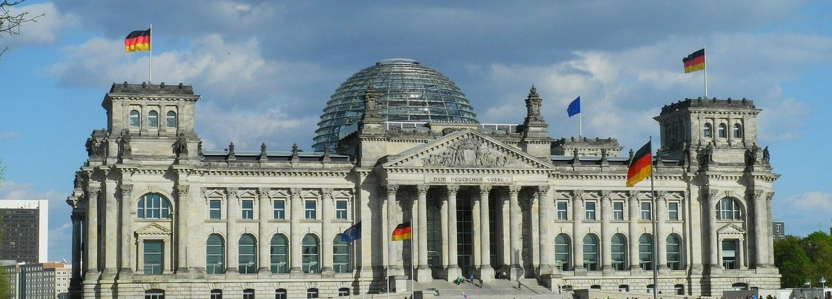 Fernaufnahme aus dem Hof des Bundestages mit bewölktem Himmel