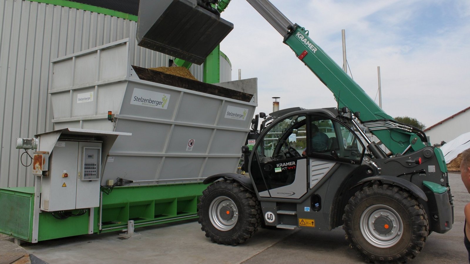 Bagger bei der Arbeit an einer Biogasanlage