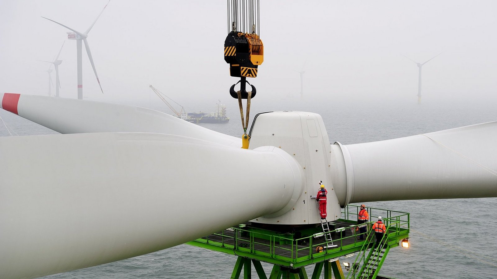 Windrad ein Rotor wird per Kran montiert offshore
