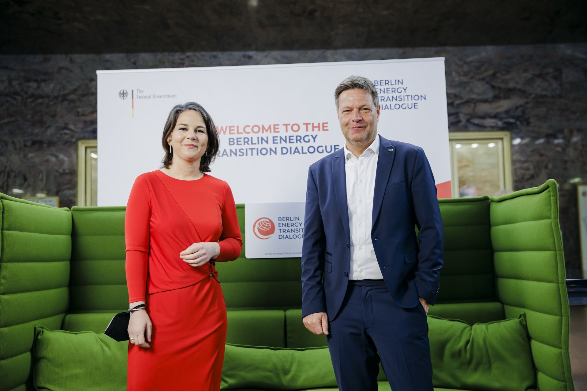 Annalena Baerbock und Robert Habeck stehen vor dem Grünen Sofa beim BETD2022