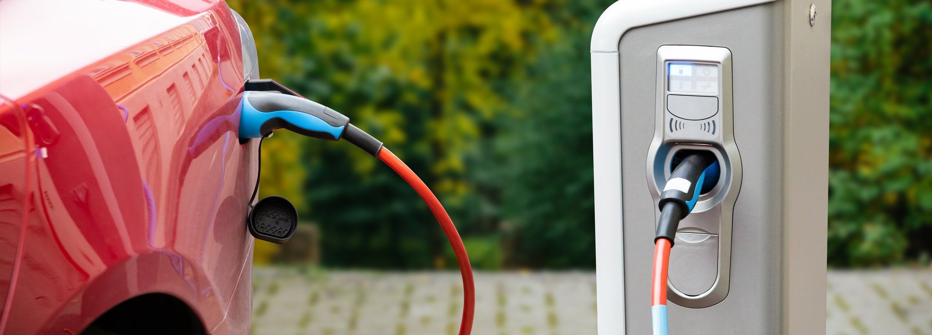 Rotes Elektroauto wird geladen 