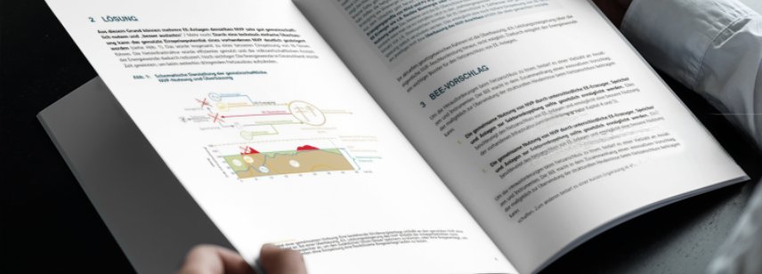 Heft mit Diagramm und Text, das in der Hand gehalten wird
